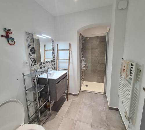 Une grande salle de bain-galerie