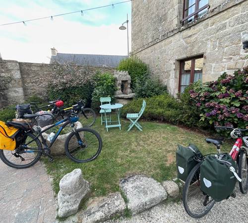 Accueil vélo devant le Grand Gîte-galerie