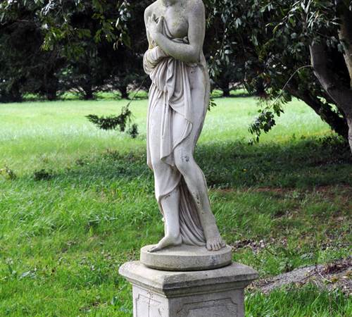 Statue de Vénus dans le jardin-galerie