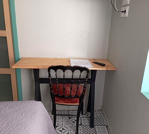 Chambre Garrigue - le coin bureau-galerie