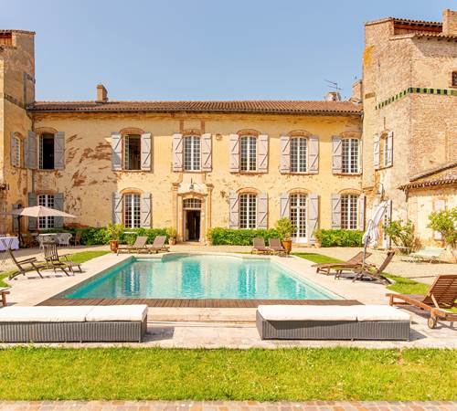 Cour intérieure avec piscine