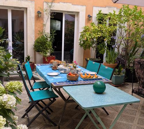 patio-chambres-maison-hotes-la-grenade-bleue-pons-galerie