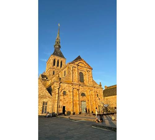 L'abbaye du Mont Saint Michel au soleil couchant