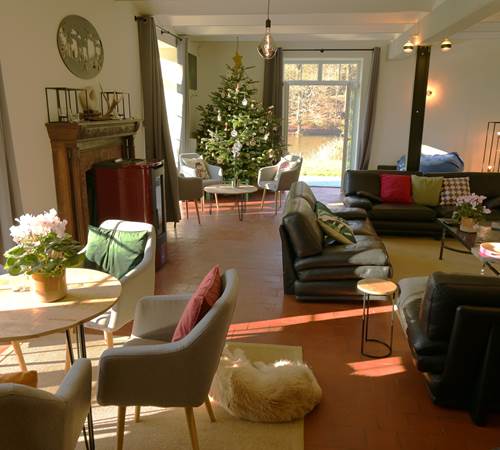 woonkamer-kerstboom-ambleve-oever-ecolodge-galerie