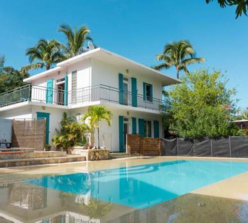 Vue sur la villa et sa piscine miroir