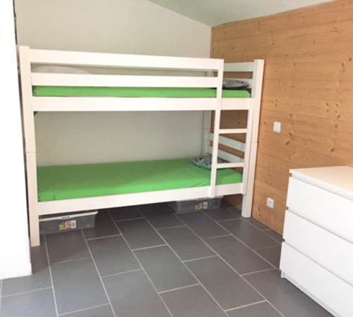 Chambre avec lits superposés et commode-galerie