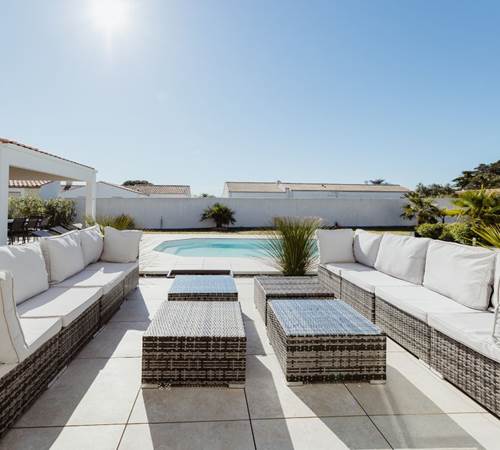 Villa Tikaz grand salon de jardin vue piscine apéritif