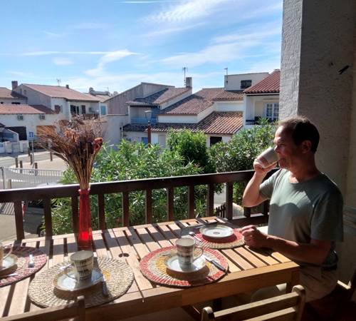 Petit déjeuner sur la terrasse ensoleillée-galerie