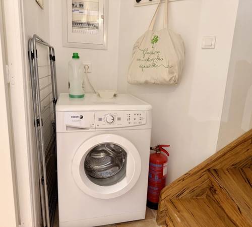 La machine à laver dans le séjour-galerie