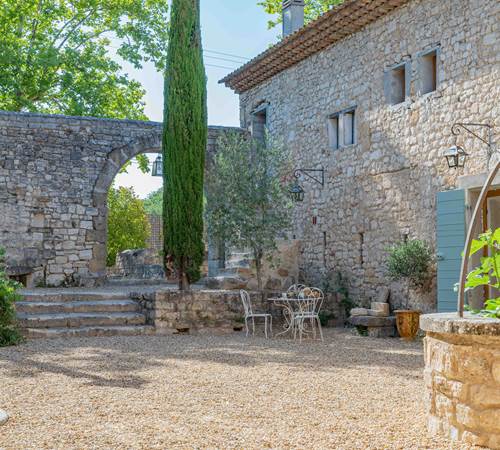 Cour du prieuré-galerie