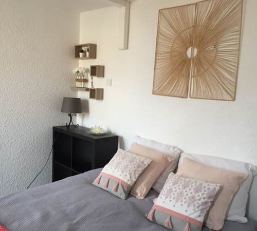 Chambre double avec tête de lit et lampes de chevet-galerie