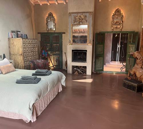 grande chambre en Provence vue sur les toits du village Lapalud-galerie