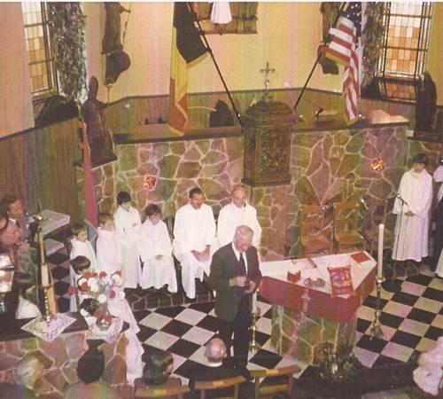 En 1984, Sir Alden Todd dans le choeur de la chapelle de Foy, lors de la cérémonie officielle de la remise de la clochette-photo-page