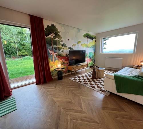 Salon avec le papier peint panoramique Forêt Isidore Leroy Créé à partir d'un dessin aquarellé de l'artiste Marion Bartherotte, le somptueux panneau Forêt édité par la maison Isidore Leroy présente un paysage côtier-galerie