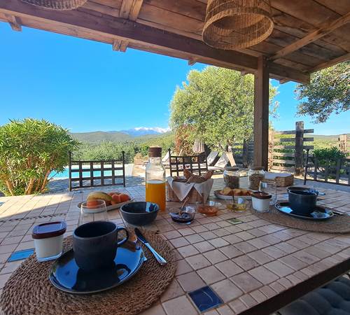 Petit-déjeuner face au Canigou