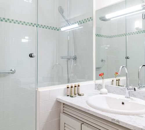 Salle de bain avec douche-galerie