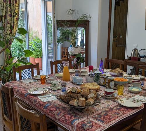 petit déjeuner de la Grenade bleue avec crêpes, gâteaux, confitures, muesli , compotes maison-galerie