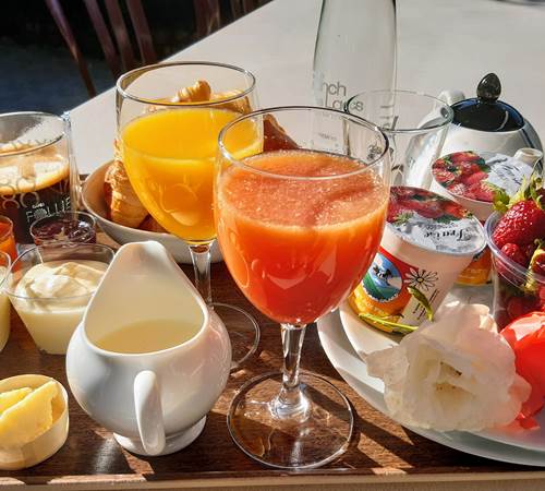 petit déjeuner gourmand plateau servi au jardin-photo-page