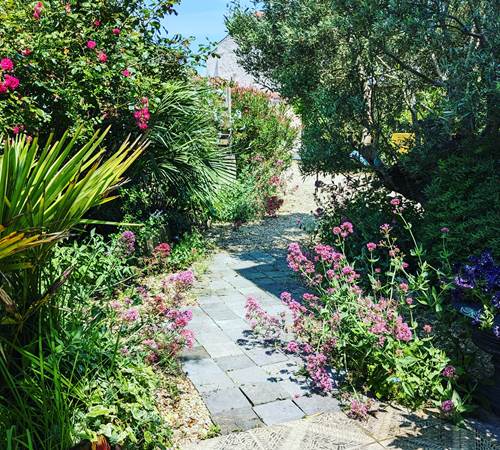 la cour , arrivée par le parking de la Grenade bleue-photo-page