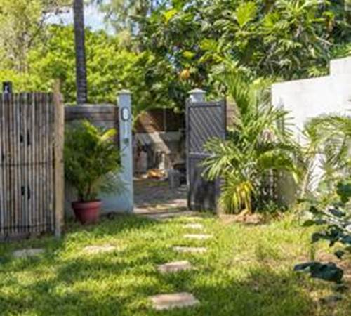 Entrée jardin Maïthé4 avec douche extérieure