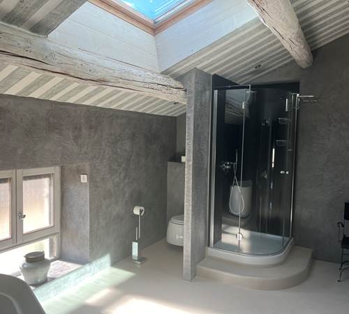 trés grande salle de bain privative avec baignoire et douche-galerie