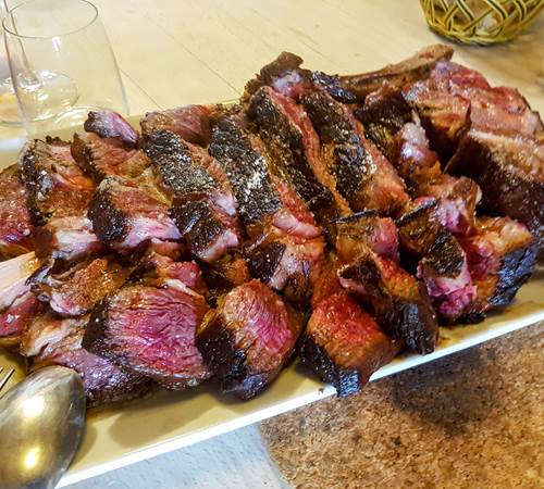2016112Viande bovine de race limousine longue maturation sélectionnée par Hugues Burgalières notre artisan boucher depuis 1995. Le Ranch des Lacs-galerie