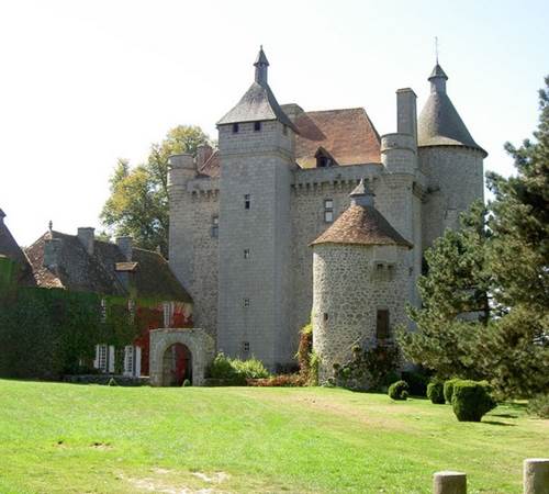 Le Château de Villemonteix, Monument Historique à l'architecture XVe siècle préservée-photo-page