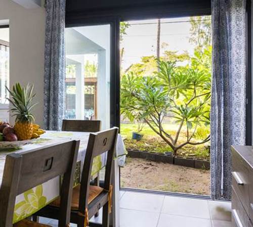 Séjour vue sur jardin et frangipanier