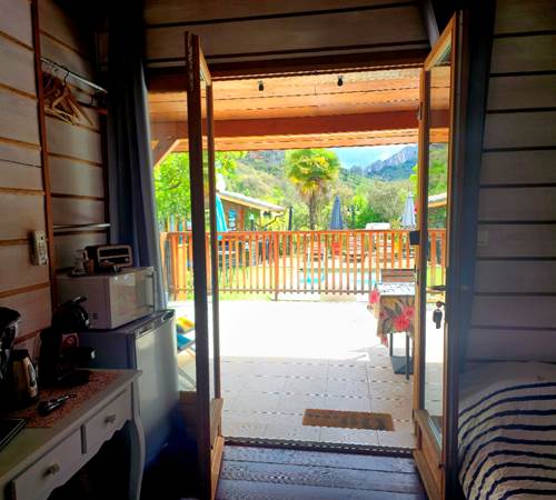 Vue montagne et piscine-galerie