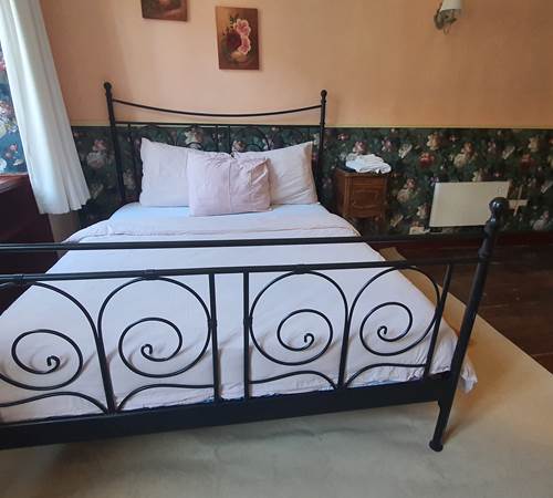 Peach Rose Queen bed with Ensuite