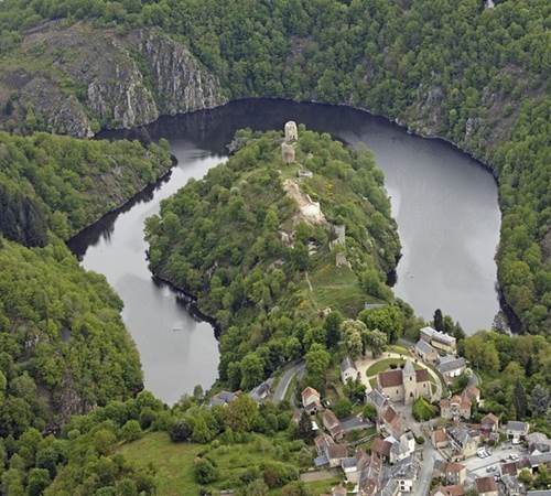 Crozant, bourg perché sur un promontoire dominant la Creuse et la Sédelle-photo-page