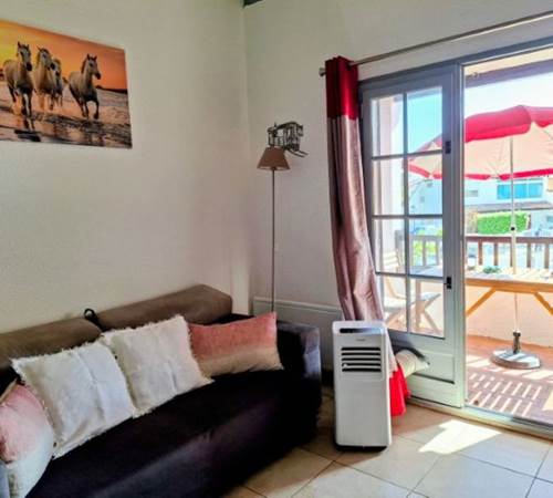Salon cosy vue sur la terrasse-photo-news
