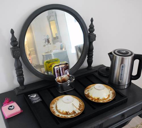 La Colombière : bouilloire électrique pour dégustation de thés, cafés et tisanes dans la chambre Colombe Diamant-galerie