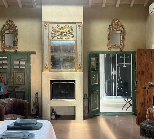 une vue sur la cheminée et l'entrée de la grande salle de bain-galerie