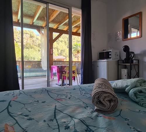 Un frigo, une bouilloire, une cafetière Dolce gusto, et un four micro ondee-galerie