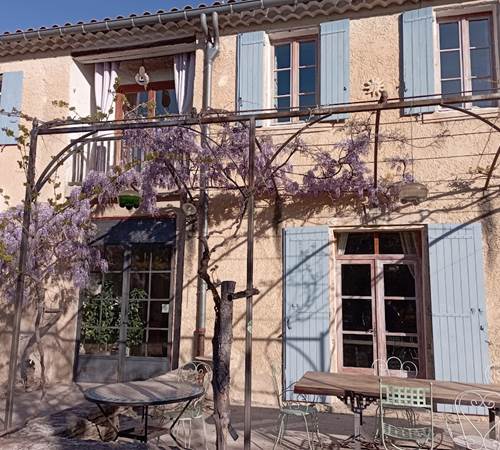 Terrasse ou se prend le petit déjeuner au mas la vitalis-galerie