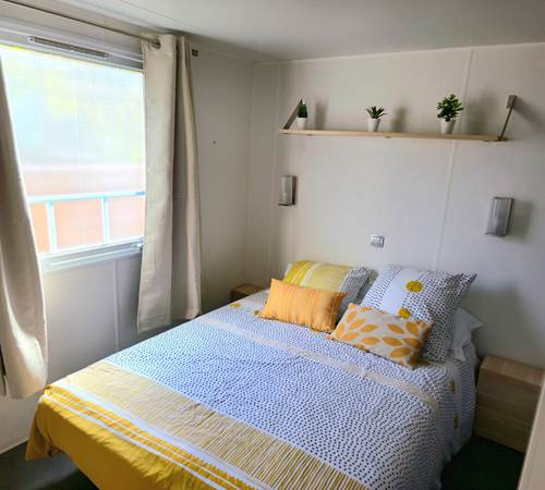 La chambre avec le grand lit-galerie