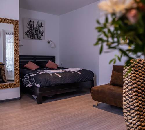 Chambre 1 Lit et Fleurs 2-galerie