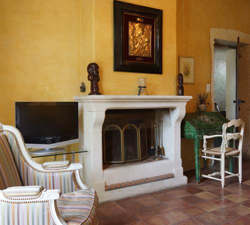 chambre avec sa cheminée en Provence Vaucluse-galerie