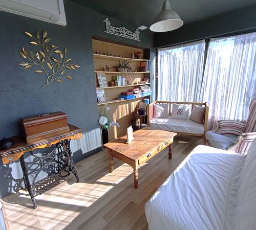 Le petit salon sous la véranda-galerie