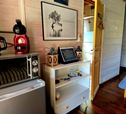 Un four micro-onde, une bouilloire, une cafetière-galerie