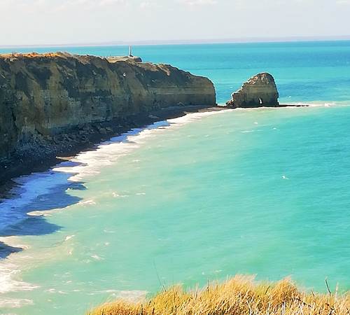 pointe-du-hoc-tranchées-cratère-de-bombardement-falaises-escaliers-et-échelles-utilisées-par-les-rangers-américains-éducatifs-galerie