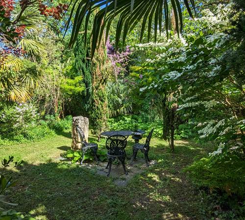 au centre du jardin, une stèle-photo-page