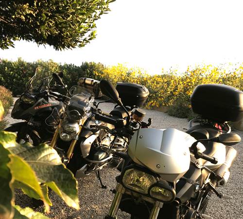 Le Mas Mellou : Accueil moto-galerie