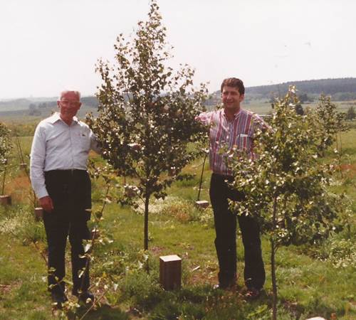 Alden Todd avec son fils dans le Bois de la Paix près de Bizory-photo-page