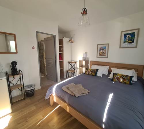 La chambre restonica avec son accès direct à la salle de bain-galerie