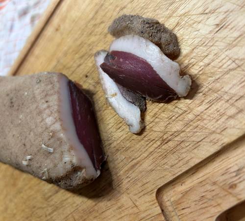 En apéro : un magret séché "maison"