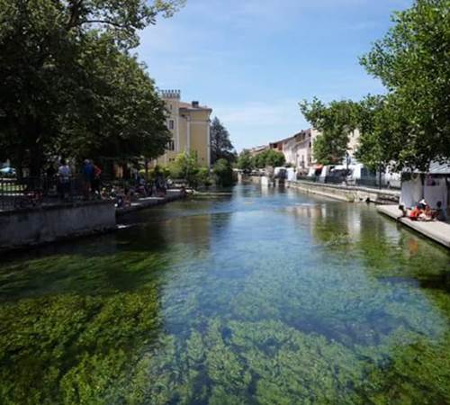 la sorgue derrière le jardin de la caisse d'épargne