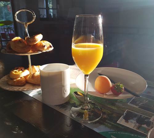 petit déjeuner express servi au bar Le Ranch des Lacs Hôtel 87120-photo-page