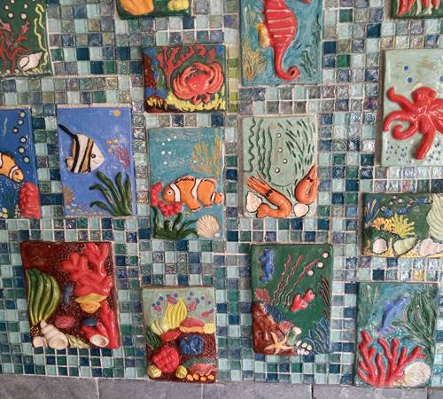 les océans décoration en terre cuite sur un mur de la piscine-photo-page